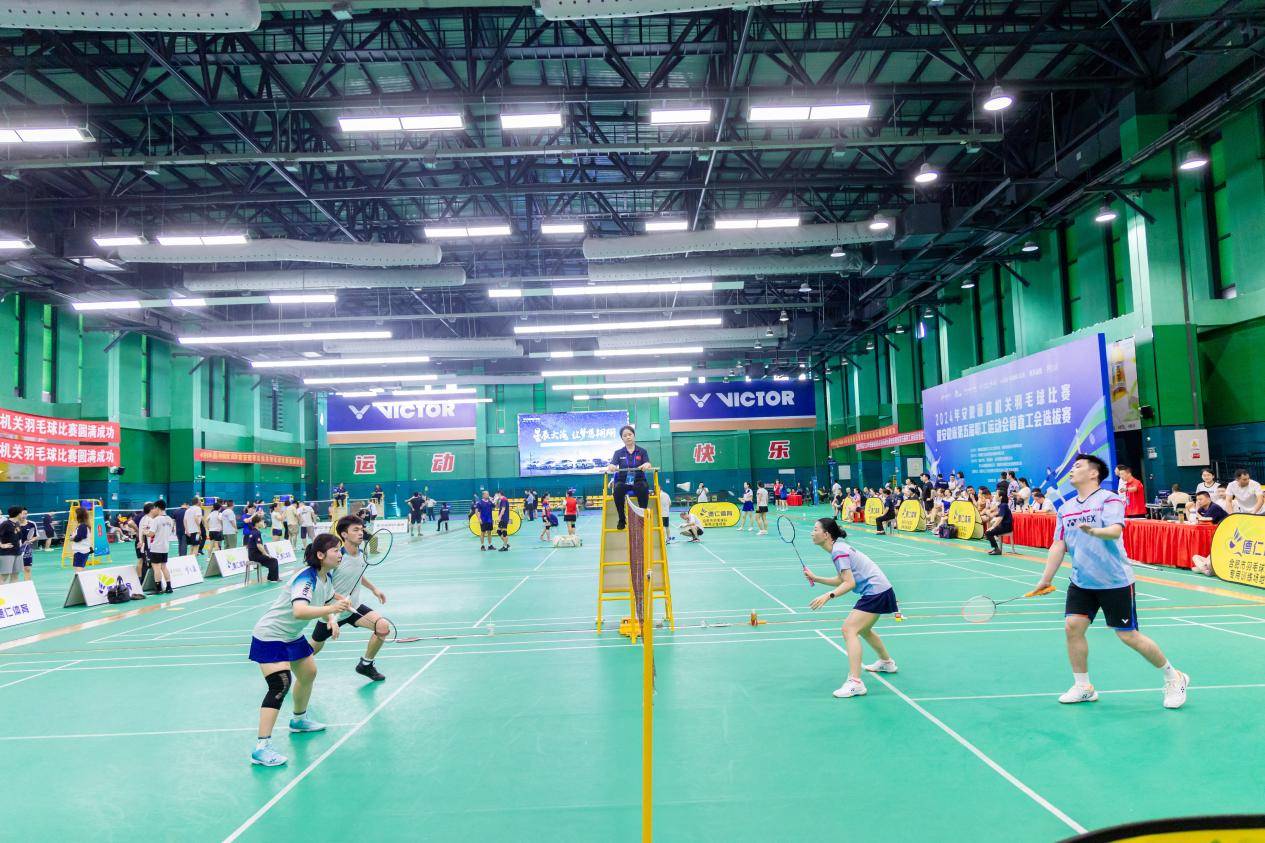 场面火爆!羽毛球观众席沸腾不已 场面火爆!羽毛球观众席沸腾不已