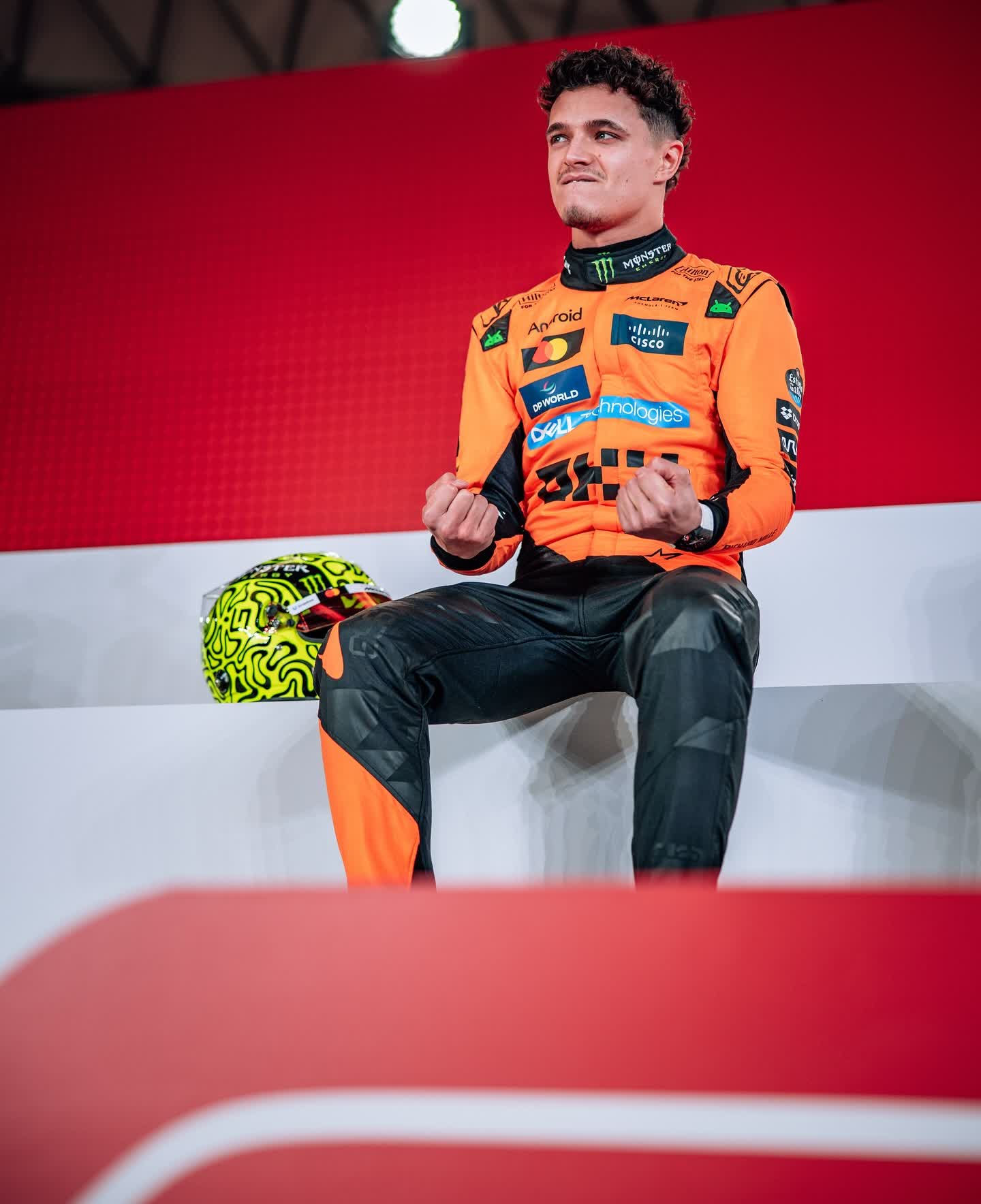 红牛车队绝杀雷诺车队，塞恩斯带队取胜